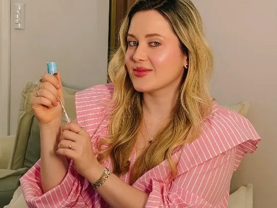 A Dra. Maria Fernanda mostrando um produto, sentada na poltrona do consultório