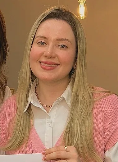 A Dra. Maria Fernanda com o certificado do curso de preenchimento facial, bioestimulador e toxina botulínica
